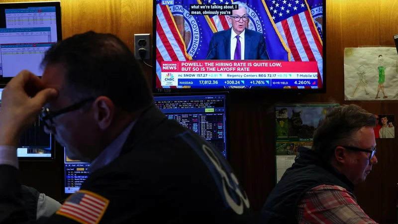 Trump pa se je odločil, da s predčasno zamenjavo predsednika Jeroma Powlla osvoji tamkajšnjo centralno banko Federal Reserve, eno ključnih neodvisnih institucij, ki mu še stoji na poti do absolutne oblasti. FOTO: Brendan Mcdermid Reuters