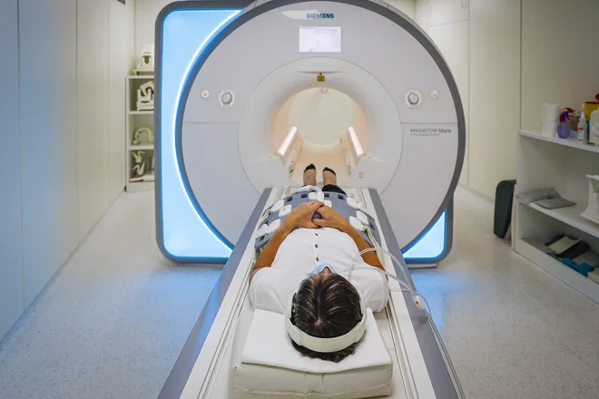 Koncesionarji na področju slikovne diagnostike so lani opravili 353.762 obravnav oziroma 21,2 odstotka vseh, čeprav pri koncesionarjih in popolnih zasebnikih dela približno desetina vseh radiologov specialistov in specializantov. FOTO: Jože Suhadolnik/Delo