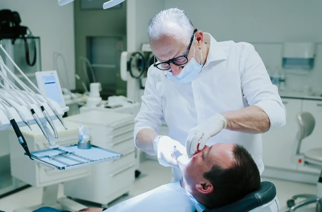 dr. Zdenko Trampuš na leto opravi 600 implantoloških in več kot 300 kirurških posegov. FOTO: Jože Suhadolnik