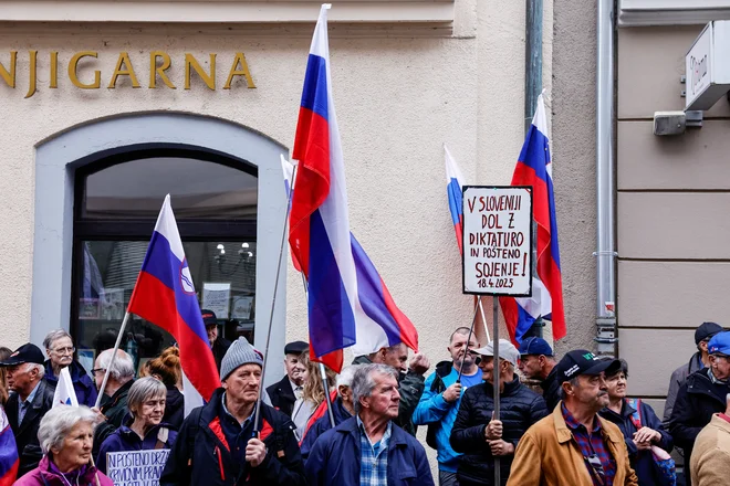 Obramba obtoženih je zanikala vse očitke ter trdila, da je šlo za zakonit zasebni posel. FOTO: Borut Zivulovic/Reuters