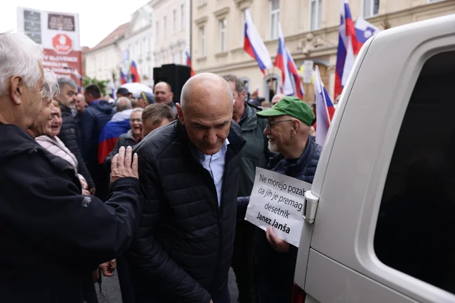 Janez Janša zapušča celjsko sodišče po oprostilni sodbi 18. aprila 2025. FOTO: Črt Piksi