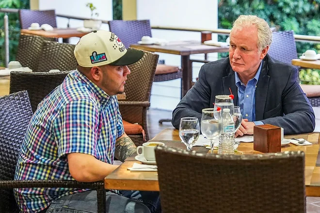Na srečanje s Kilmarjem Abrego Garcio (levo) je v Salvador odpotoval demokratski senator Marylanda Chris Van Hollen. Foto AFP