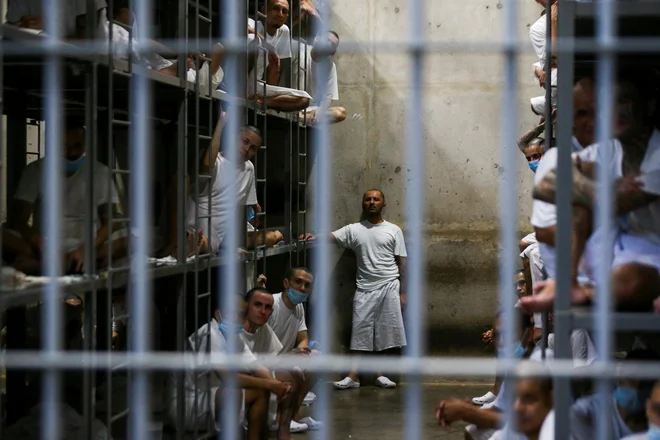 Razvpiti zapor v Salvadorju. Foto: Jose Cabezas/Reuters