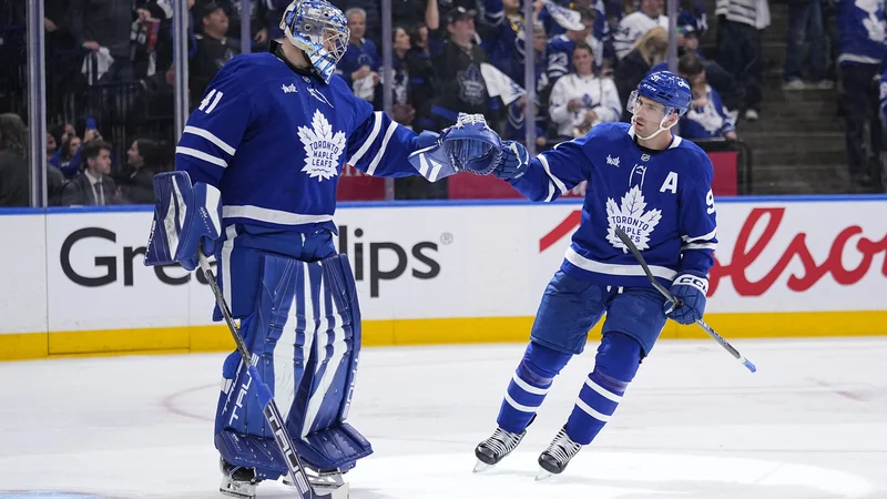 Center John Tavares in vratar Anthon Stolz sta bila v prvi tekmi kanadskega dvoboja končnice NHL ključna moža Toronta. FOTO: John E. Sokolowski/Imagn Images Via Reuters Connect