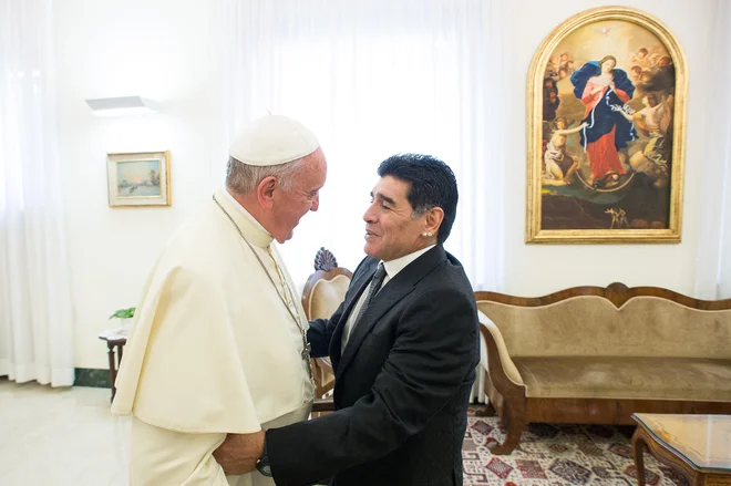 Nogomet je bila strast papeža Frančiška, nogometaši pa njegova božanstva. Rojak Diego Maradona je pri njem »pogorel« le kot moški. FOTO: Filippo Monteforte/AFP