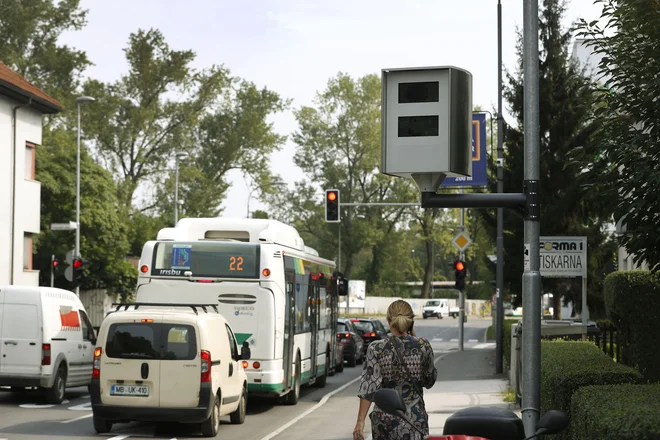 Meritve hitrosti s stacionarnimi samodejnimi merilnimi napravami so lani izvajali predvsem na izbranih kritičnih lokacijah. FOTO: Leon Vidic/Delo