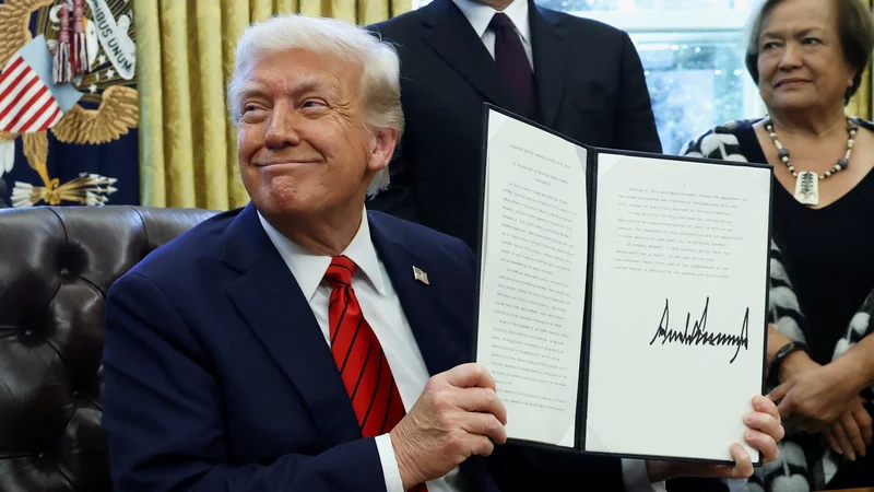 Glede na Trumpovo nespoštovanje domačih in tujih institucij poskus Powllove zamenjave ne bi bil presenetljiv. Bi bil pa takšen poseg v neodvisno denarno politiko zelo nevaren ter nov mejnik pri razkroju ameriškega notranjega in mednarodnega reda.  FOTO: Evelyn Hockstein/Reuters