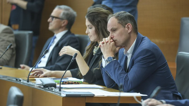 Je predsednik vlade, ki je obremenjen z dvema primeroma pred KPK, opravilno sposoben, da lahko izpelje reforme, se sprašuje Anže Logar. FOTO: Jože Suhadolnik/Delo