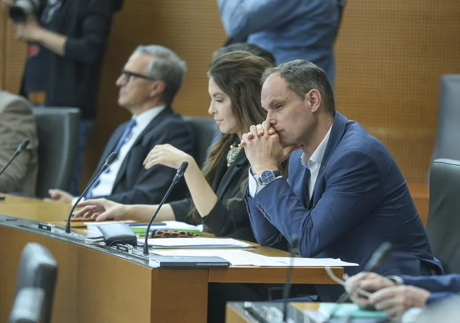 Je predsednik vlade, ki je obremenjen z dvema primeroma pred KPK, opravilno sposoben, da lahko izpelje reforme, se sprašuje Anže Logar. FOTO: Jože Suhadolnik/Delo