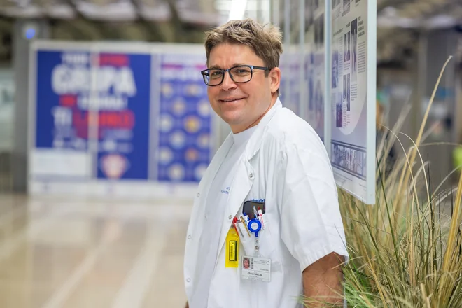 Simon Hawlina: Pravi užitek je gledati kolege, ki z robotom opravljajo operacije, za katere smo do zdaj mislili, da so možne samo v največjih centrih v Evropi in ZDA.


 
