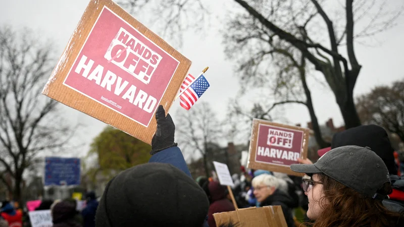 Harvard in še nekatere elitne ameriške univerze, ki so ostale brez lepega kupčka denarja za raziskave, so se Trumpu odločno uprle. FOTO: Nicholas Pfosi/Reuters


 
