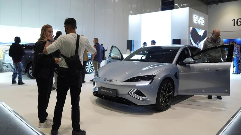 BYD je eden od kitajskih proizvajalcev, ki z električnimi avtomobili prodirajo v Evropo. FOTO: Maja Smiejkowska/Reuters