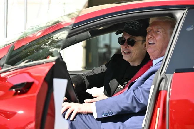 Republikanski predsednik Donald Trump je demonstrativno kupil vozilo svojega tesnega sodelavca Elona Muska. FOTO: Mandel Ngan/AFP