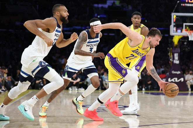 Luka je bil tokrat prehiter za obrambo Minnesote. FOTO: Sean M. Haffey/AFP
