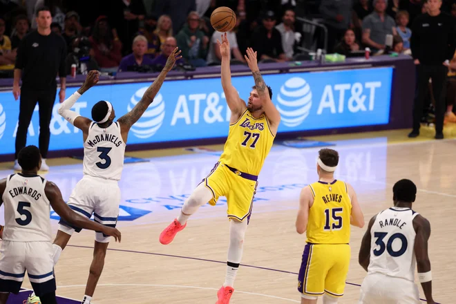 Luka Dončić je soigralcem pomagal do nujno potrebne zmage, s katero so izid v seriji z Minnesoto izenačili na 1:1. FOTO: Kiyoshi Mio/Reuters