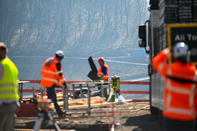 Nemško gospodarstvo že tretje leto zapored stagnira. FOTO: Jana Rodenbusch/Reuters