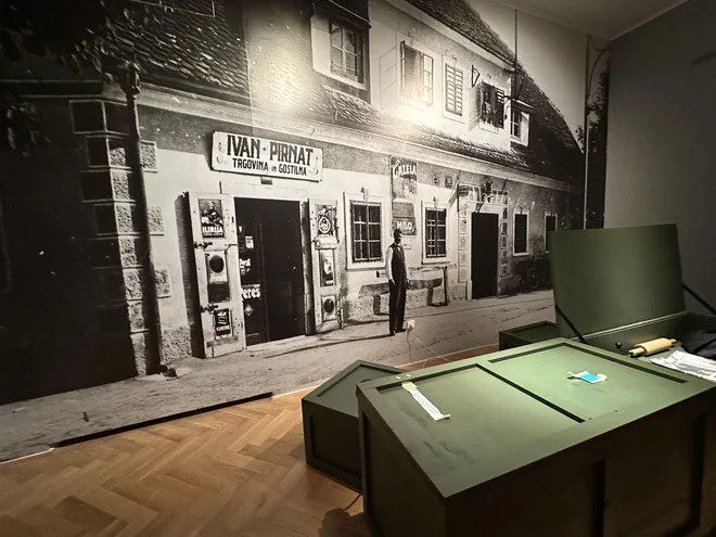 Vitrine, ki asociirajo na vojaške zabojnike. FOTO: Simona Bandur