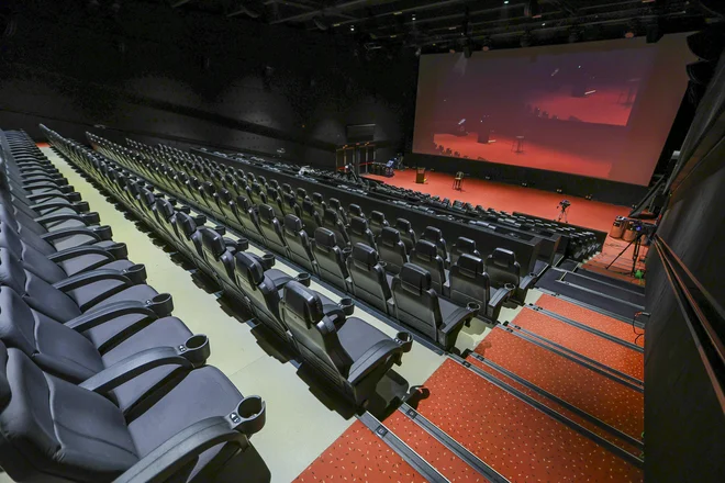 Največja dvorana, ki ima Dolby Atmos ozvočenje, sprejme 331 gostov. FOTO: Jože Suhadolnik