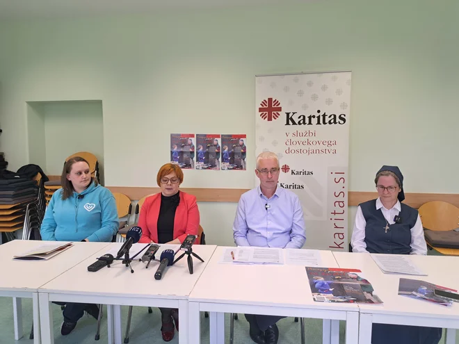Dobrodelno akcijo in delovanje Karitas so predstavili (z leve) sodelavka Škofijske karitas Celje Maja Golob, namestnica direktorice CSD Celje Nataša Omladič Ograjenšek, generalni tajnik Slovenske karitas Peter Tomažič in strokovna sodelavka Škofijske karitas Celje Jana Rovtar. FOTO: Špela Kuralt/Delo