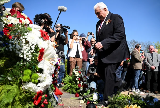 Ruski veleposlanik v Nemčiji Sergej Nečajev je z udeležbo na slovesnosti v spomin na 80. obletnico konca druge svetovne vojne v kraju Seelow Heights v Brandenburgu povzročil nemalo razburjenja. FOTO: Annegret Hilse/REUTERS