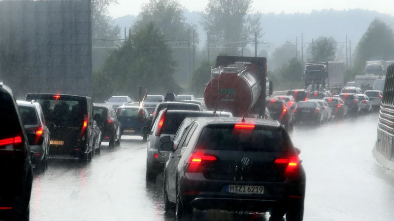 Štiri milijarde evrov na leto plačamo v tujino za pogon vozil in za ogrevanje. FOTO: Tomi Lombar