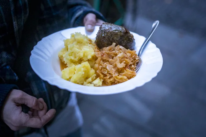 Pomoč v hrani je lani pri Slovenski karitas skupaj prejelo 91.070 ljudi, od tega 72.463 staršev z otroki in posameznikov, 17.982 starejših in 625 brezdomcev. FOTO: Voranc Vogel/Delo
