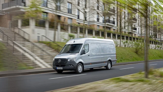 Sprinter z inovacijami in 30 leti izkušenj postavlja mejnike v segmentu večjih dostavnih vozil in pomeni varno naložbo v vaše podjetje. FOTO: Mercedes-Benz AG