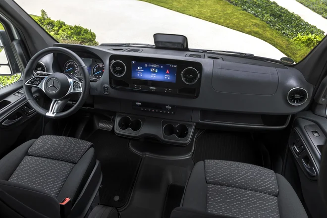 Multimedijski sistem MBUX poskrbi za povezljivost med voznikom in vozilom. FOTO: Mercedes-Benz AG