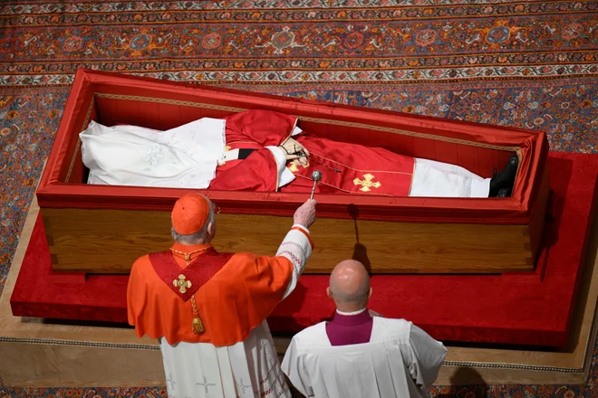 Krsta s pokojnim papežem. FOTO: Simone Risoluti via Reuters