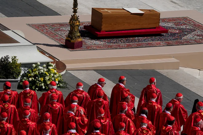 Krsta s pokojnim papežem. FOTO: Nathan Howard/Reuters