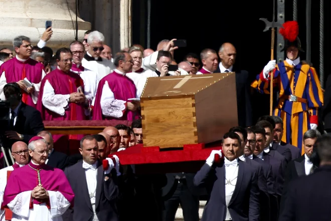Papeževa krsta na poti v Rim. FOTO: Guglielmo Mangiapane/Reuters
