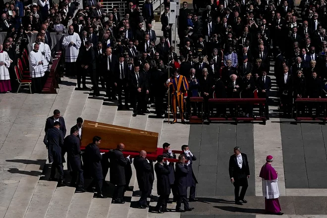 Papeževa preprosta krsta iz lesa. Sam je želel takšno. FOTO: Nathan Howard/Reuters