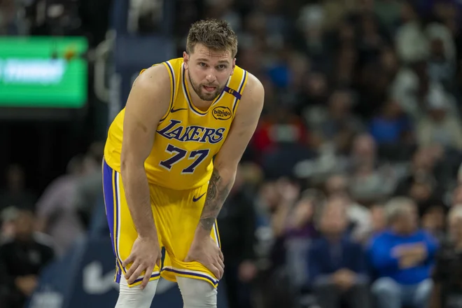 Dončića je zdelala bolezen pred ključno tretjo tekmo, v nedeljo zvečer bo moral biti pravi, Lakers si novega poraza ne smejo privoščiti. FOTO: Jesse Johnson/Reuters