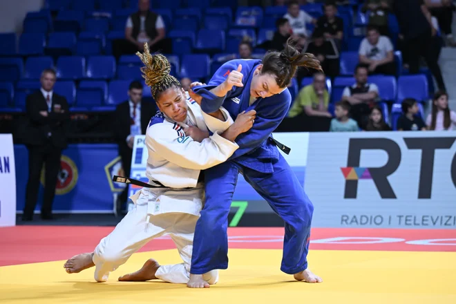 Metka Lobnik (desno) je morala v repešažu priznati premoč Francozinji Fanny Estelle Posvite. FOTO Darko Petelinšek/JZS