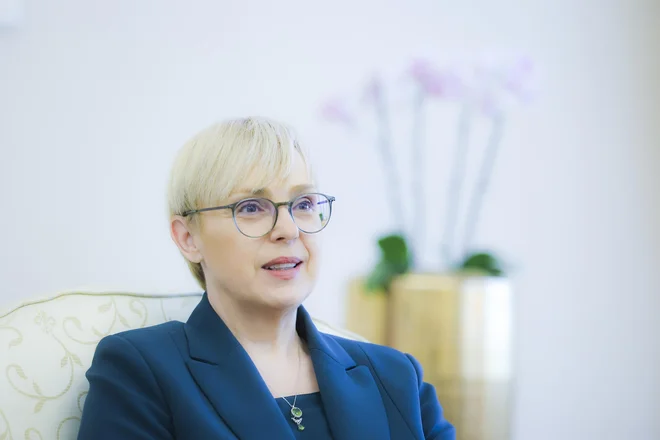 Danes doma in na tujem: Predsednica ob prazniku: Mir in svoboda nista samoumevna    