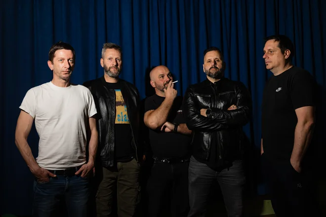 Prisluhnimo tišini dobrih trideset let kasneje (z leve): Borut Marolt (vokal), Toni Šemerl (bas), Boštjan Čuk (bobni), Borut Šemerl (kitara), Roman Košir (kitara). FOTO: Črt Piksi