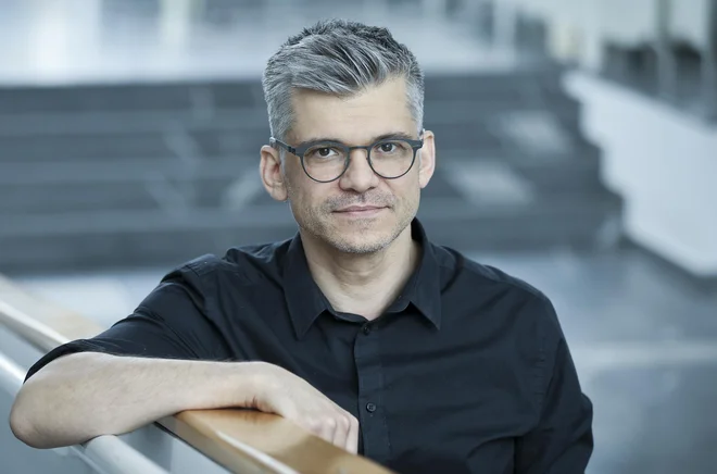 Del politične elite dobro razume pomen nadzora nad medijskim okoljem in ga uporablja kot vzvod za ohranjanje oblasti, poudarja Vobič. FOTO: Jože Suhadolnik