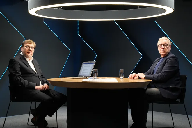 Rok Orel in Borut Štrukelj sta tokrat zamenjala vlogi, voditelj je postal gost, gost iz prejšnje epizode pa voditelj. FOTO: Luka Maček