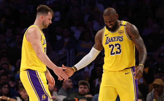 Luka Dončić in LeBron James bosta poskušala utrujeno moštvo vrniti med žive. Foto Jason Parkhurst/Reuters