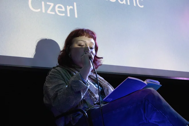 Mila Kodrič Cizerl je svojo poezijo predstavila že večkrat, med drugim na pesniški olimpijadi JSKD leta 2021. FOTO: Amadeja Rek