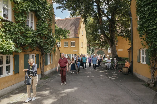Fuggerei kot eno največjih bavarskih znamenitosti vsako leto obišče okoli 220.000 ljudi. FOTO: Quirin Leppert