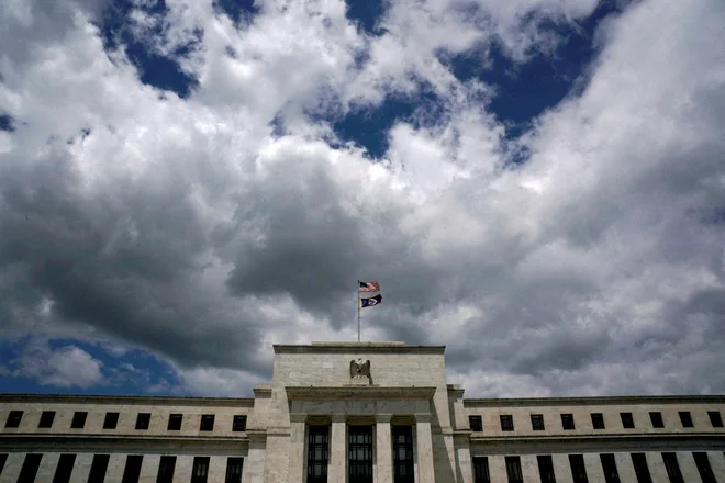 Ameriška centralna banka Federal Reserve sporoča, da se nad ameriškim gospodarstvom zbirajo temni oblaki. FOTO: Kevin Lamarque/Reuters