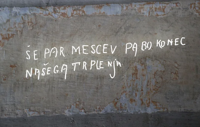 Napis na steni v jetnišnici Begunje je danes eksponat v Muzeju talcev. FOTO: Dejan Javornik