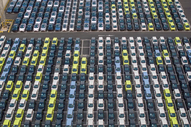 Trump with car forgives, aluminum and steel, AV dispute with Jeff Bezos