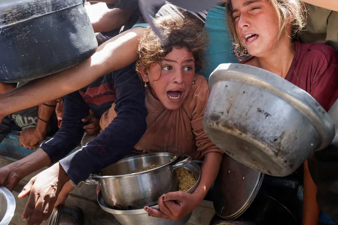 V Gazi kritično primanjkuje hrane. FOTO: Hatem Haled/Reuters