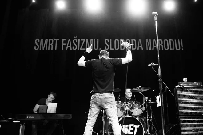 Ritem človeštva s protifašističnim sloganom. FOTO: Matic Zorman