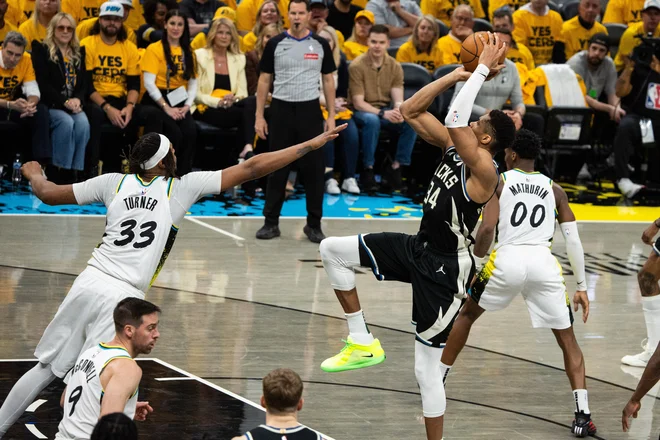 Giannis Antetokounmpo je dosegel 30 točk in prispeval še 20 skokov in 13 podaj. FOTO: Trevor Ruszkowski/Imagn Images Via Reuters Connect