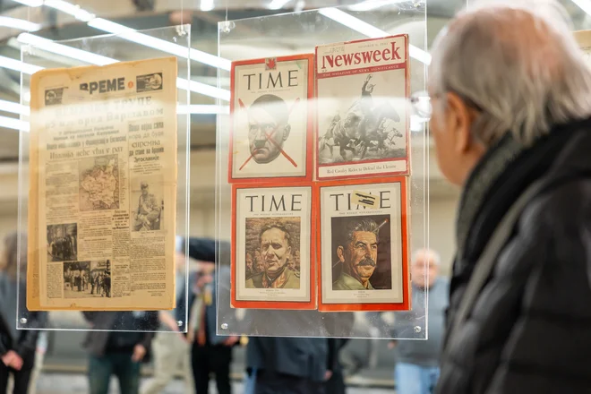Časopisne vsebine niso enoznačne, nekateri časniki so opevali Hitlerja, drugi Stalina. FOTO: Črt Piksi/Delo