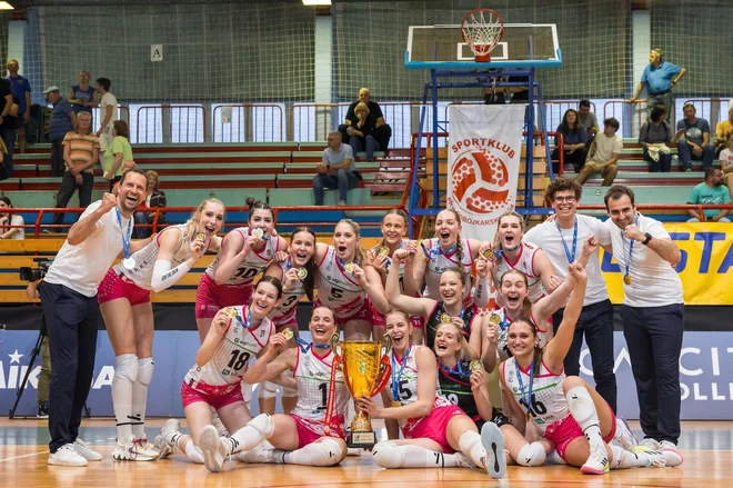 Nove državne prvakinje iz OTP banka Branika. FOTO: Jan Uršič/Calcit Volley
