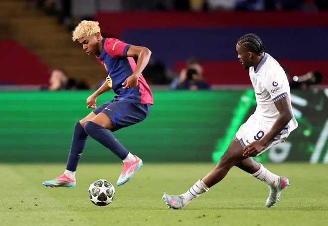 Virtuozna igra katalonskega najstnika Lamina Yamala je navdušila nogometni svet, Interjev Francoz Marcus Thuram pa ima raje rojaka. FOTO: Nacho Doce/Reuters